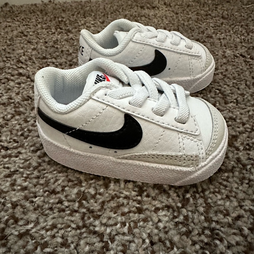 NEVER WORN BABY NIKE BLAZER LOW '77
